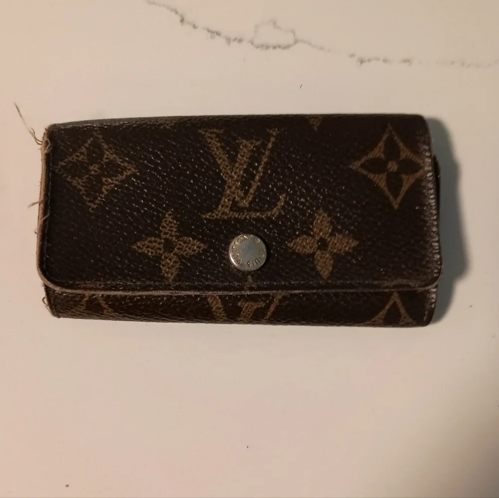 Authentic LOUIS VUITTON Monogram Multicles 4 Key Case - Picture 1 of 13